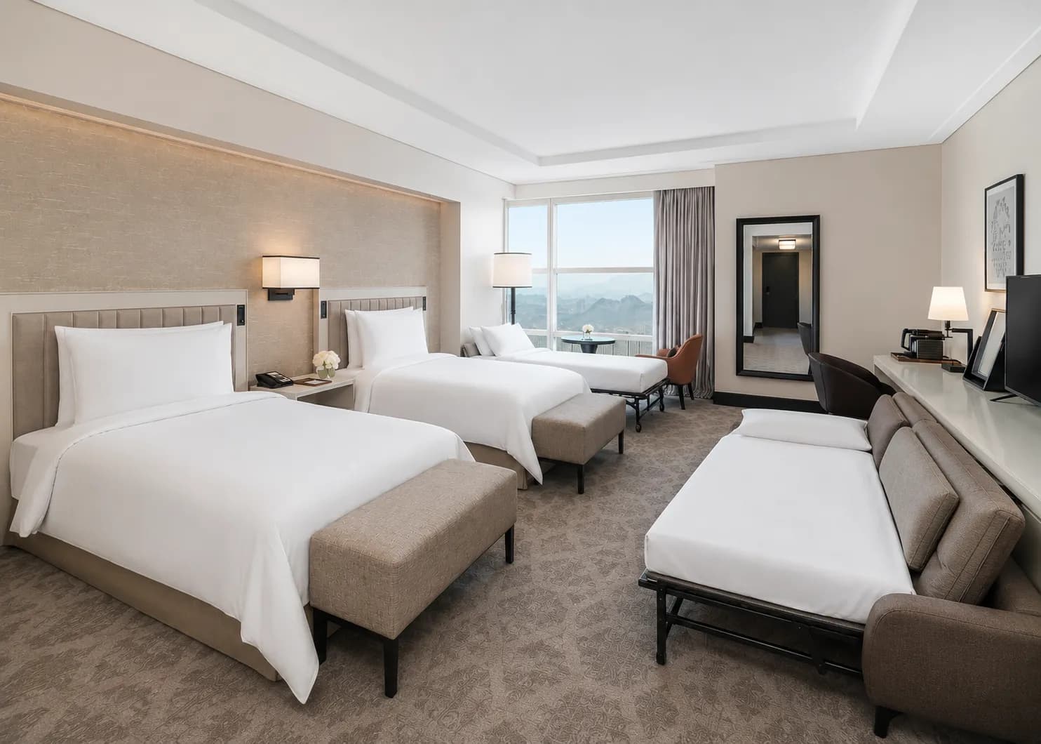 4 × Номер «Standard Quadruple Room» с двумя односпальными кроватями, дополнительной кроватью и диван-кроватью